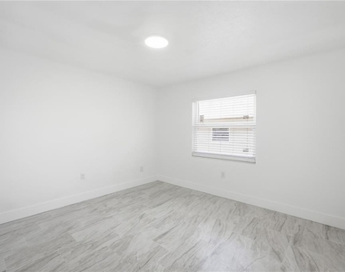 7309 N Hutton Place - Photo Thumbnail 14
