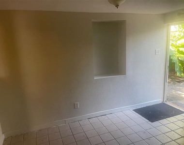 776 27th Avenue N - Photo Thumbnail 2