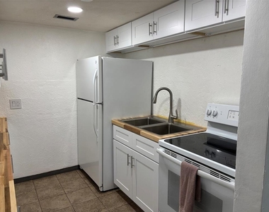 2020 World Parkway Boulevard - Photo Thumbnail 8