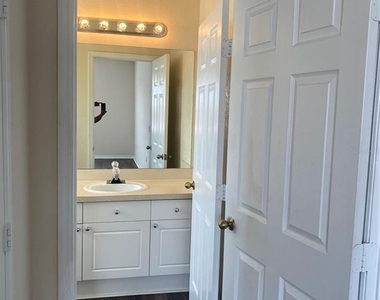 18001 Richmond Place Drive - Photo Thumbnail 9