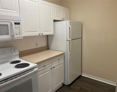 18001 Richmond Place Drive - Photo Thumbnail 6