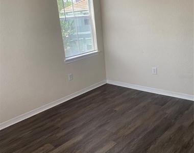 18001 Richmond Place Drive - Photo Thumbnail 19