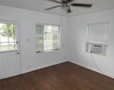 2567 15th Avenue N - Photo Thumbnail 2