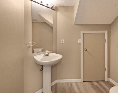 7127 Waterside Drive - Photo Thumbnail 21