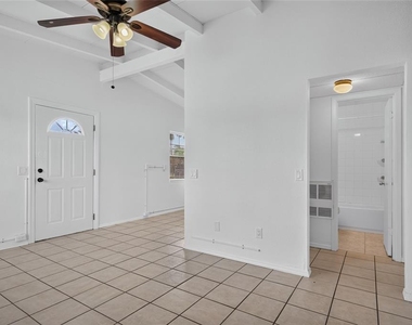 7508 N Thatcher Avenue - Photo Thumbnail 5