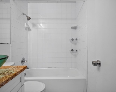 7508 N Thatcher Avenue - Photo Thumbnail 21