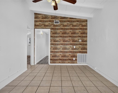 7508 N Thatcher Avenue - Photo Thumbnail 3