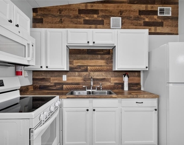 7508 N Thatcher Avenue - Photo Thumbnail 9