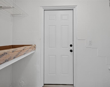 7508 N Thatcher Avenue - Photo Thumbnail 14
