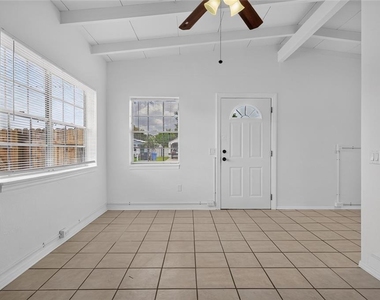 7508 N Thatcher Avenue - Photo Thumbnail 6