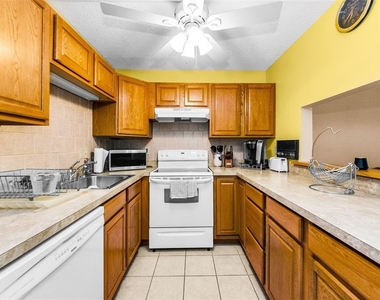 2575 Pine Ridge Way S - Photo Thumbnail 7