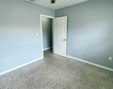 4615 Edgewater Drive - Photo Thumbnail 5