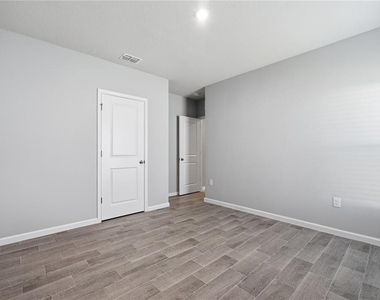 1530 Finnigan Circle - Photo Thumbnail 17