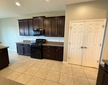 2228 Napone Lane - Photo Thumbnail 5