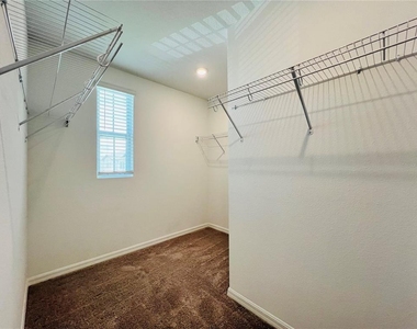 1561 Discovery Street - Photo Thumbnail 6