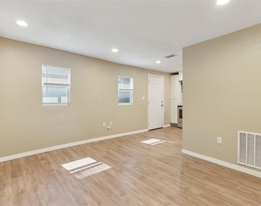 5000 Huppel Avenue - Photo Thumbnail 2