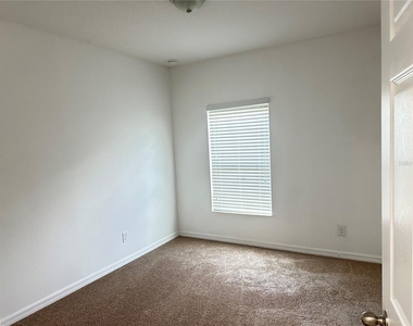 477 Kestrel Drive - Photo Thumbnail 9