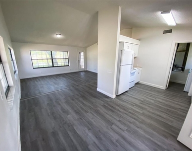 28046 Lois Drive - Photo Thumbnail 4