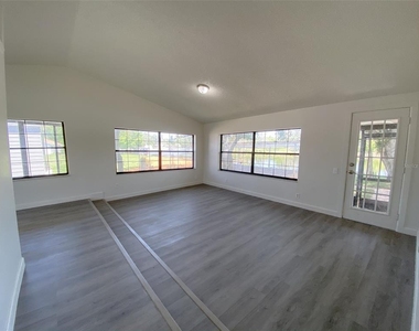 28046 Lois Drive - Photo Thumbnail 2