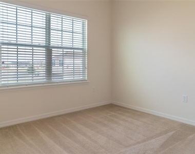 8327 Bryce Canyon Avenue - Photo Thumbnail 13