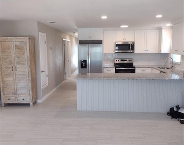 830 E 18th Avenue - Photo Thumbnail 3