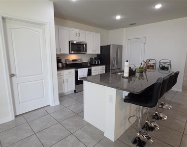 611 Grove Street - Photo Thumbnail 3