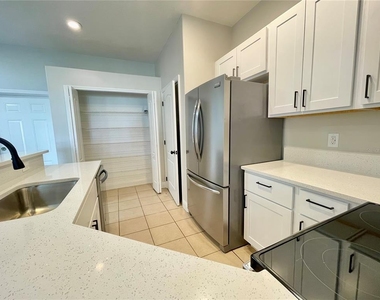 2944 Oak Park Way - Photo Thumbnail 4