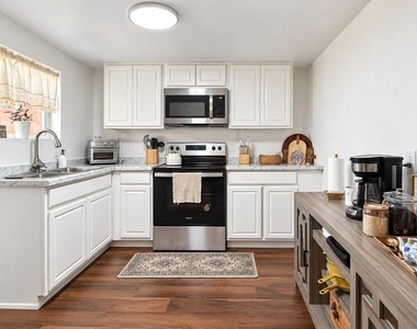 2425 Se 10th Avenue - Photo Thumbnail 1