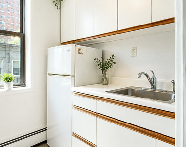 235 East 83rd Street - Photo Thumbnail 2