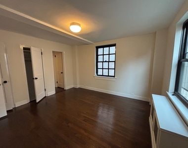328 East 43rd Street - Photo Thumbnail 6