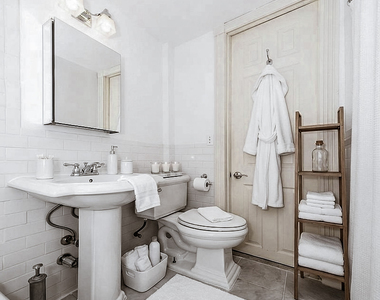 340 East 61st Street - Photo Thumbnail 3