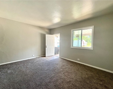 594 E Madison St - Photo Thumbnail 3