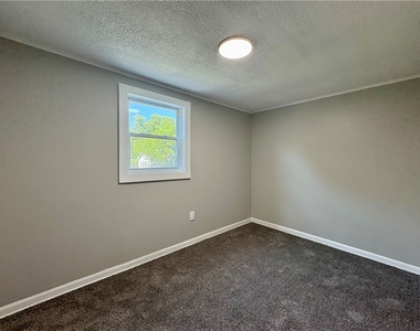 594 E Madison St - Photo Thumbnail 13