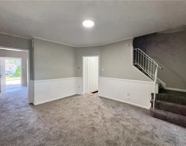 594 E Madison St - Photo Thumbnail 4