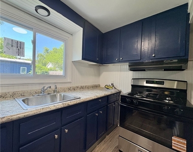 594 E Madison St - Photo Thumbnail 9