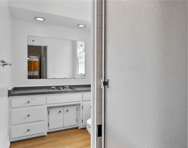 1306 Ridge Ave - Photo Thumbnail 15