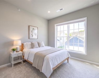 1439 Hastings Crescent - Photo Thumbnail 8