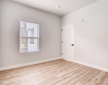 7255 W Sunset Road - Photo Thumbnail 12