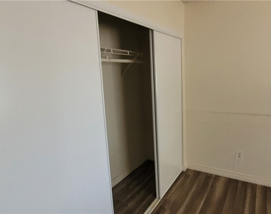 2121 Chertsey Drive - Photo Thumbnail 12