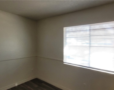 2121 Chertsey Drive - Photo Thumbnail 10