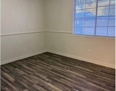 2121 Chertsey Drive - Photo Thumbnail 21