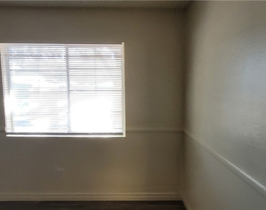 2121 Chertsey Drive - Photo Thumbnail 9