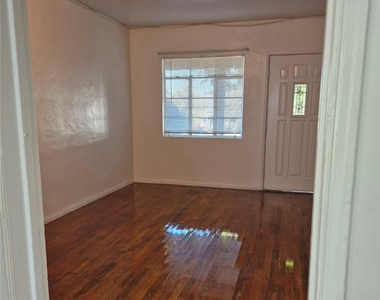 1122 S 17th Street - Photo Thumbnail 4