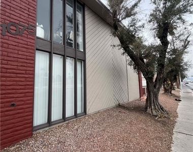 1075 E Desert Inn Road - Photo Thumbnail 11