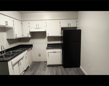 1075 E Desert Inn Road - Photo Thumbnail 3
