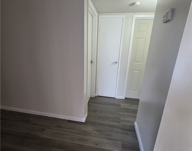 1075 E Desert Inn Road - Photo Thumbnail 10