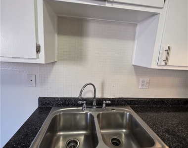 1075 E Desert Inn Road - Photo Thumbnail 9