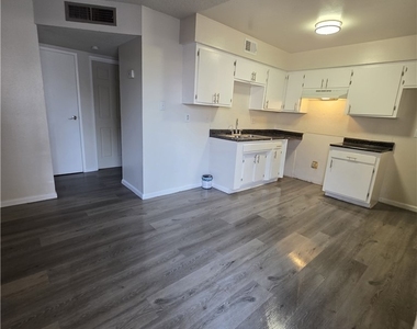 1075 E Desert Inn Road - Photo Thumbnail 4