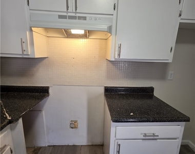 1075 E Desert Inn Road - Photo Thumbnail 5