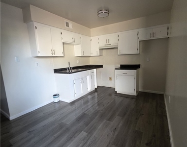 1075 E Desert Inn Road - Photo Thumbnail 2